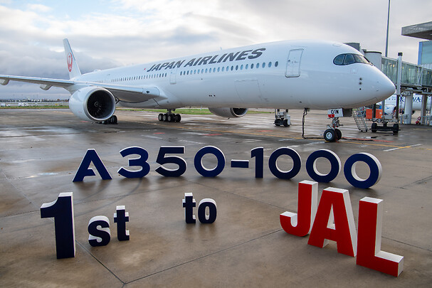 Japan Airlines takes delivery of its first A350-1000 | Airbus