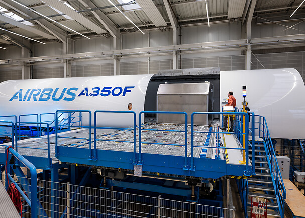 A350F'nin kargo yükleme ve ana güverte kapısı hareket sistemlerinin test edilmesi