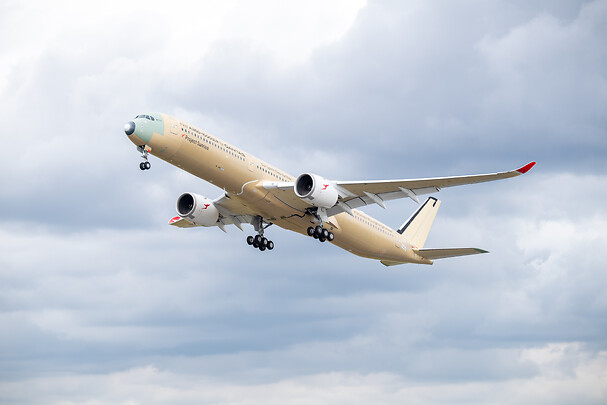 Dünyanın en uzun menzilli uçağı, Airbus A350-1000ULR gökyüzüne yükseliyor